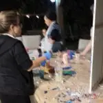 משתתפות מוזגות צבע בסדנה קבוצתית