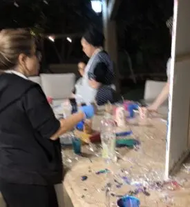 משתתפות מוזגות צבע בסדנה קבוצתית